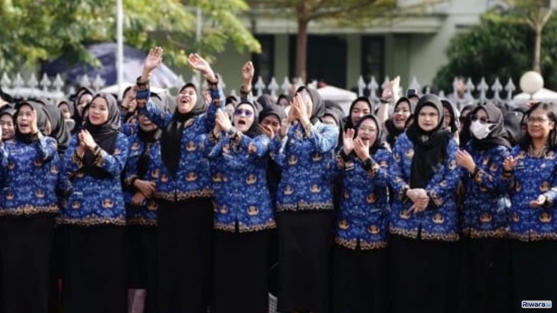 Pegawai Aparatur Sipil Negara (ASN) mengenakan seragam Korpri mengikuti kegiatan bersama. Pemerintah Provinsi Sulawesi Selatan memastikan seluruh PPPK, termasuk pegawai paruh waktu, akan menerima Tunjangan Hari Raya (THR) menjelang Idulfitri 2026.